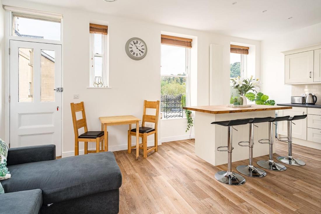 Spacious 2 Bedroom House With Stunning Views Bath Eksteriør bilde