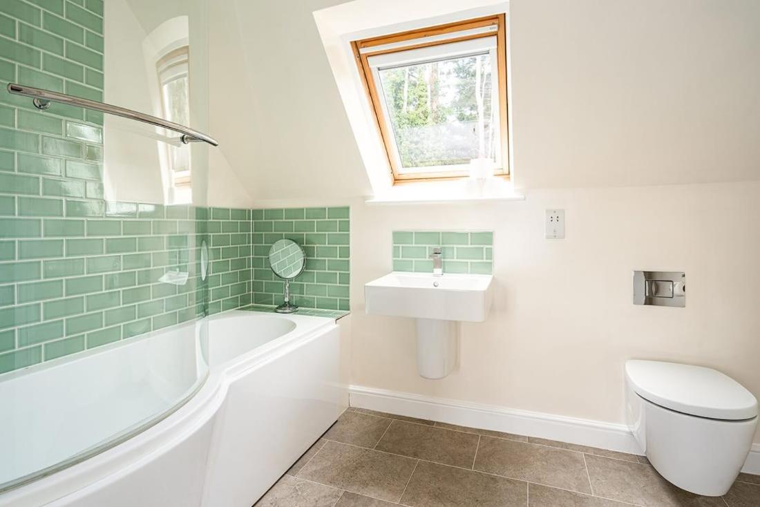 Spacious 2 Bedroom House With Stunning Views Bath Eksteriør bilde